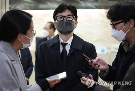 한동훈 법무부 장관 후보자가 14일 서울 남부지검 A모 검사의 빈소가 차려진 서울 시내의 한 병원 장례식장에서 조문을 마친 뒤 건물을 나서며 취재진 질문에 답하고 있다.<연합뉴스>